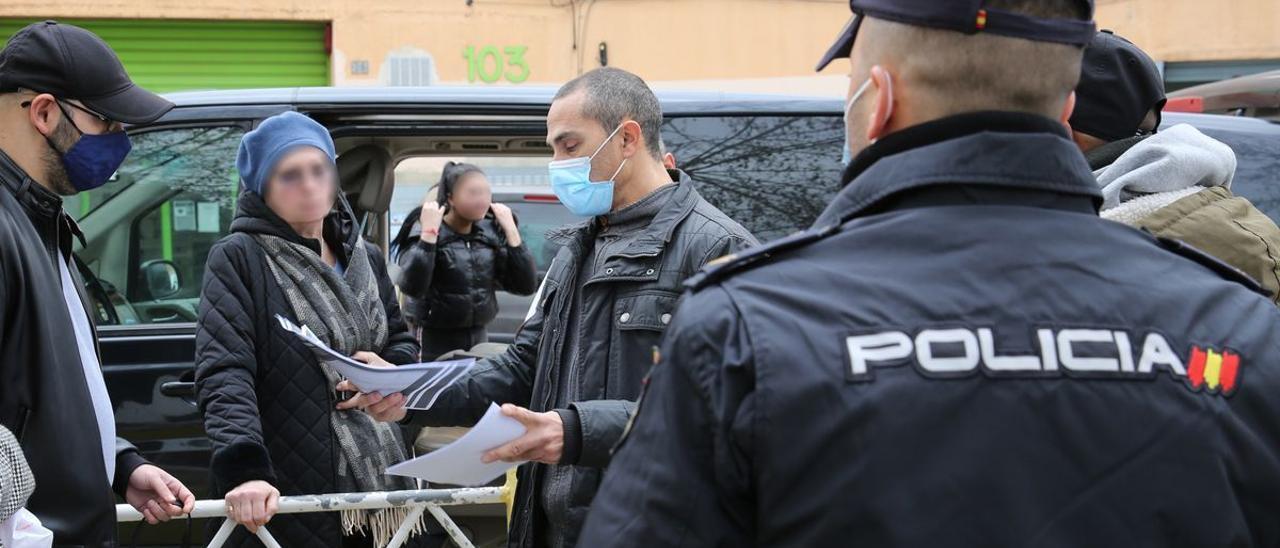 Una furgoneta procedente de la frontera con Polonia con varias familias de refugiados llega a un municipio de Barcelona y es revisada por agentes de la Policía Nacional.