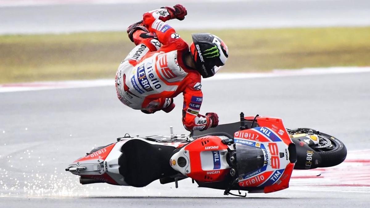 Jorge Lorenzo voló por los aires cuando lideraba la carrera de MotoGP, en Misano.