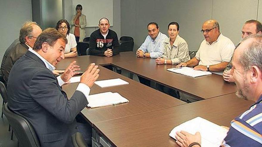 Javier Guerra se reunió ayer en Ourense con los sindicatos de Montoto.  // Iñaki Osorio