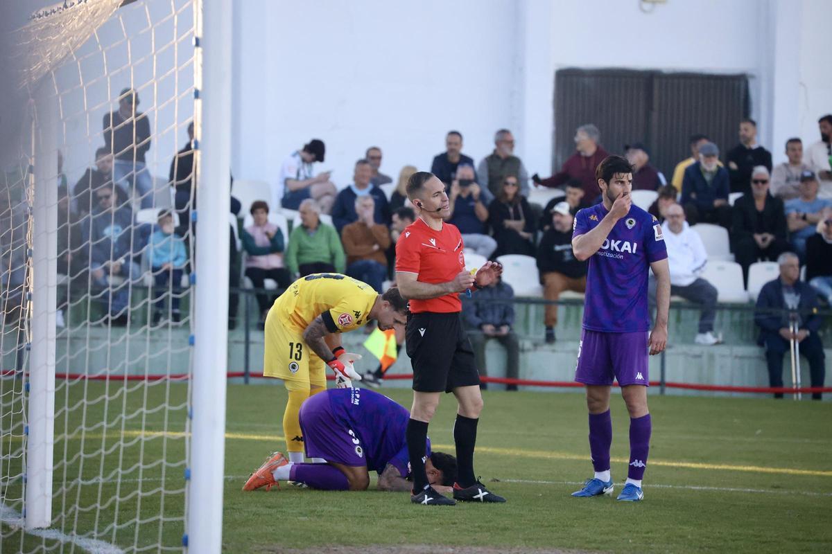 Nacho Monsalve se lleva la mano a la boca en un lance del partido del Hércules en Torremolinos.