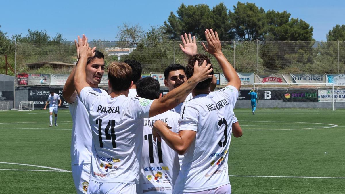 Los jugadores de la Peña celebran un gol en el partido de hoy frente al Collerense