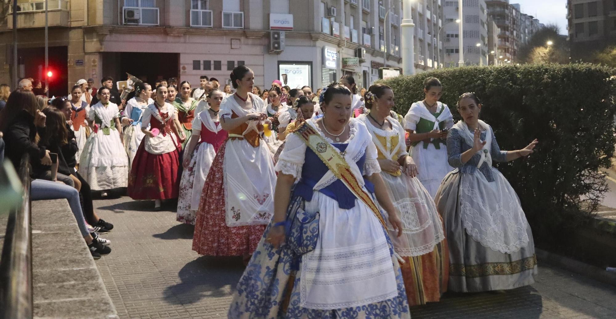 La tradicional visita a las fallas de Xàtiva en imágenes