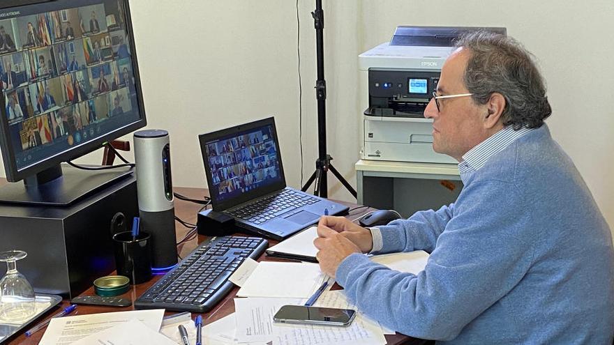 Fotografia lateral del president de la Generalitat, Quim Torra, en la videoconferència setmanal amb Pedro Sánchez i els presidents autonòmics per la pandèmia de coronavirus, el 26 d&#039;abril del 2020