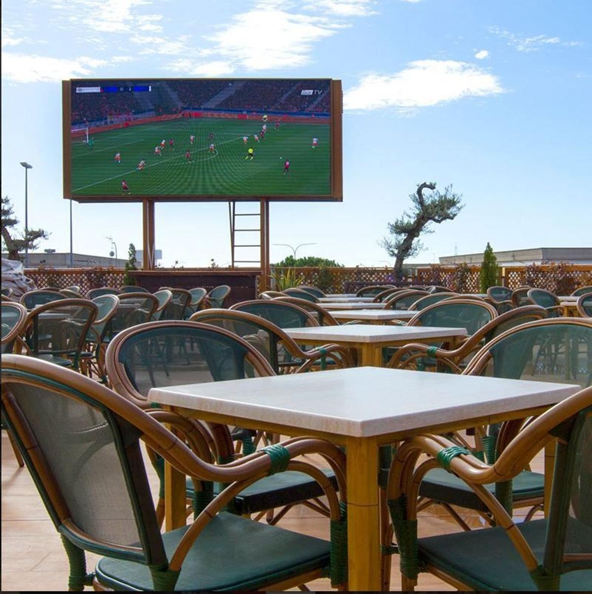 Terraza con pantalla de televisión gigante en Solarino