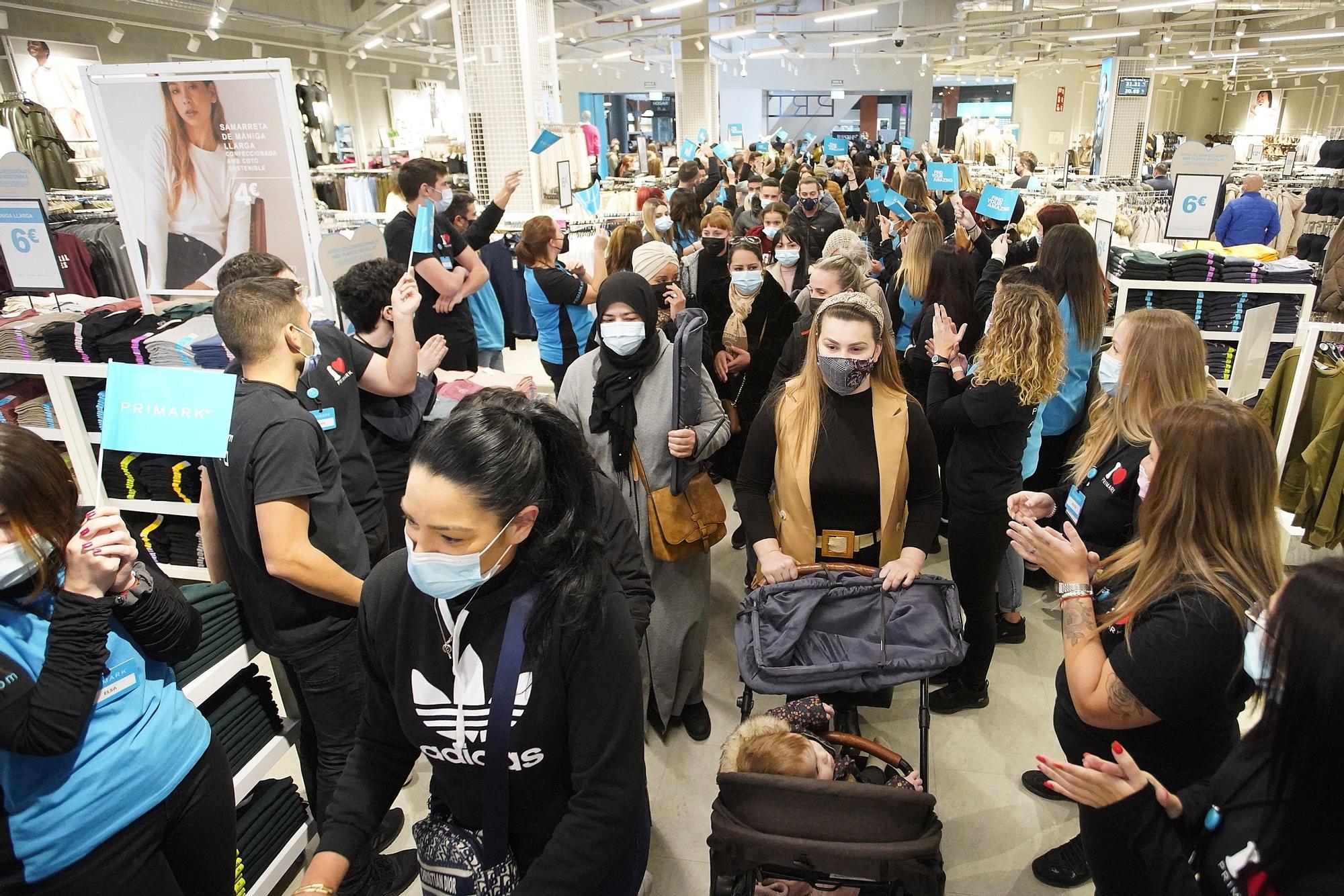 Gran expectació a l'obertura del Primark a l'Espai Gironès de Salt