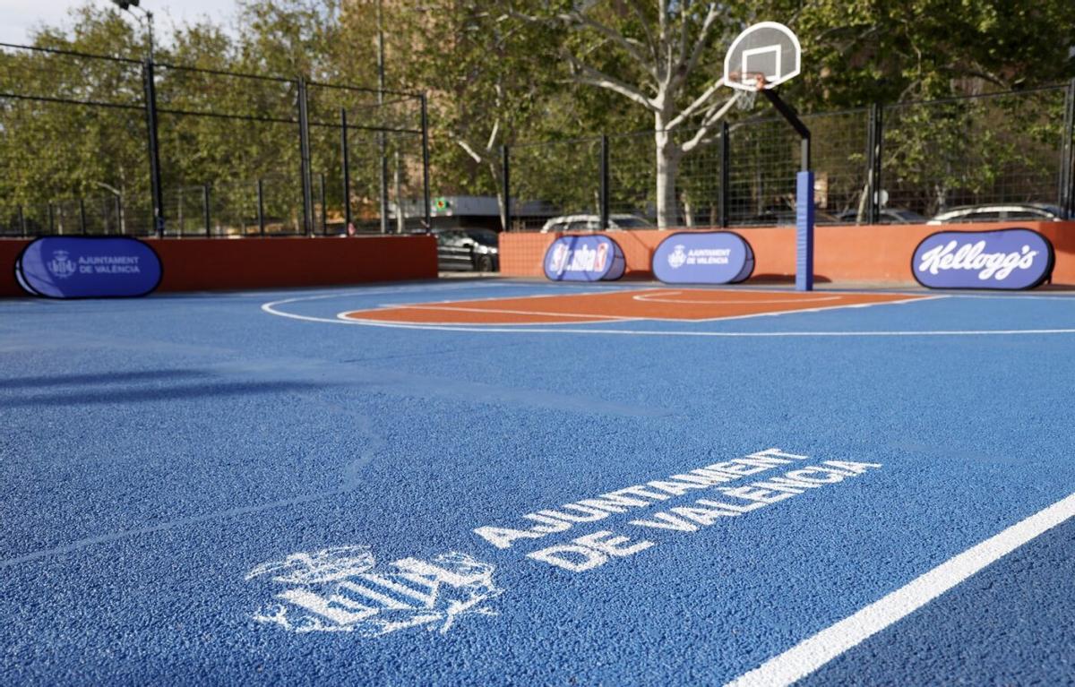 Como parte del acto de presentación, la NBA y las autoridades del Ayuntamiento de Valencia inauguraron dos pistas de baloncesto recién renovadas.