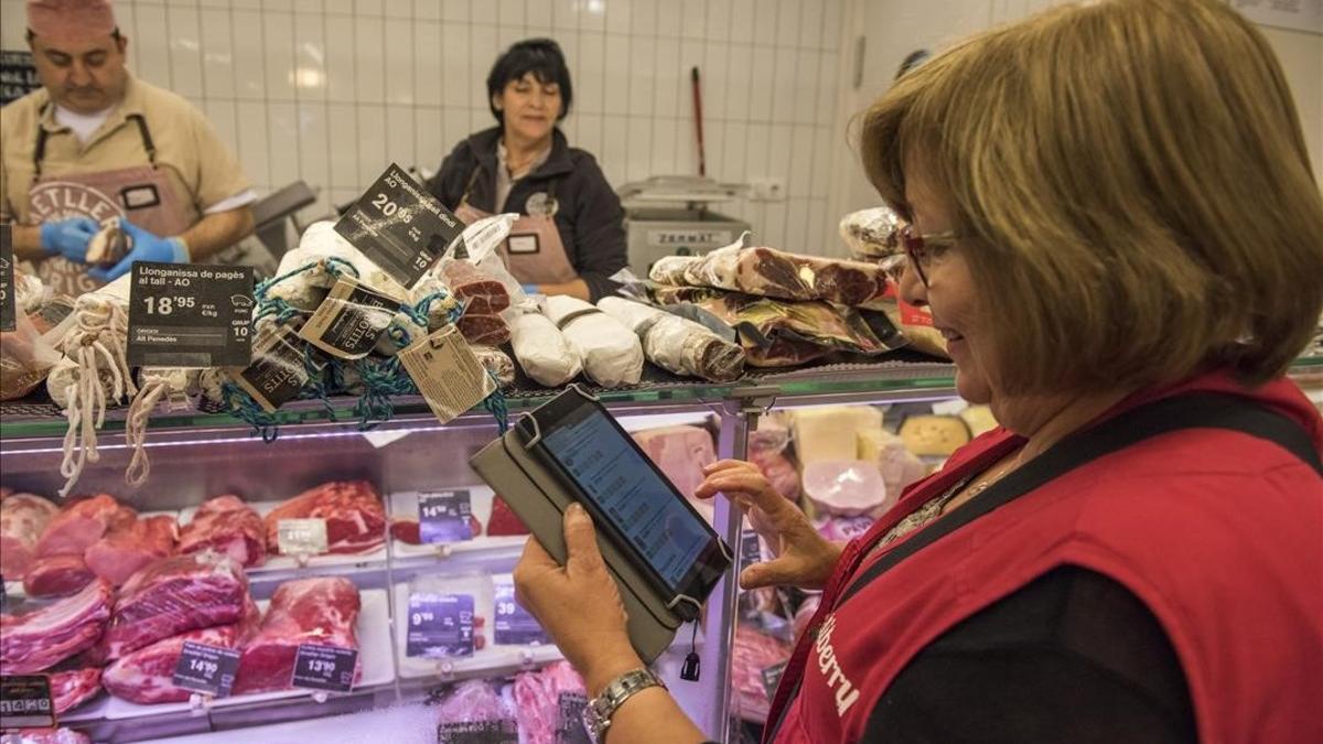 Isabel, una 'mama shopper' de Deliberry, que compra y reparte los pedidos del supermercado.