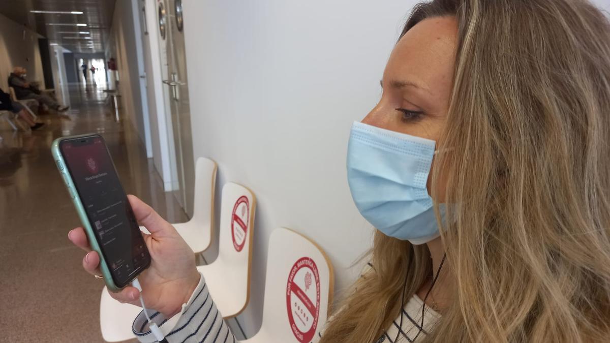 Una paciente escucha uno de los podcast sobre salud del grupo Ribera