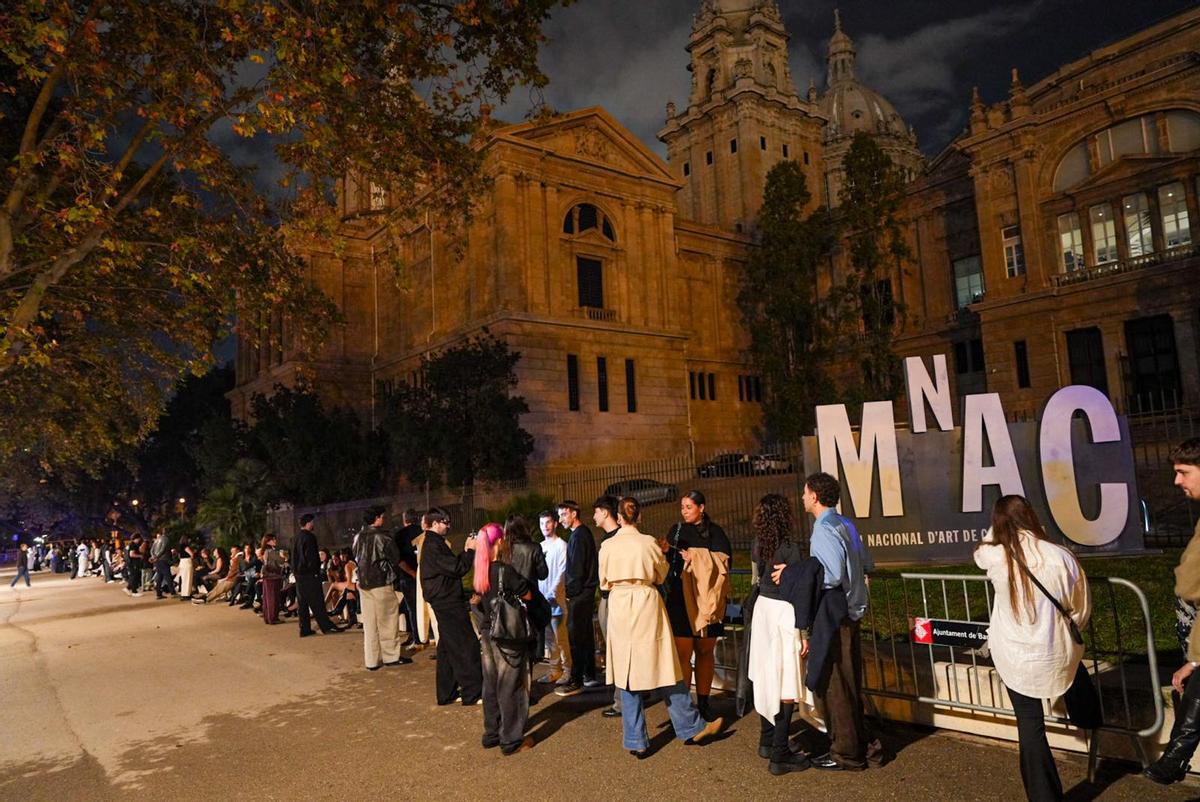 Los fans seleccionados de Rosalía esperan horas para el listening party en el MNAC, Barcelona