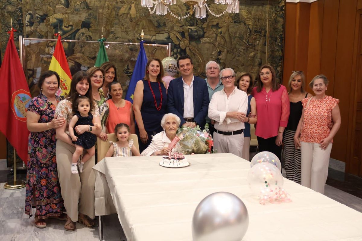 Purificación Secilla, acompañada por parte de su familia, el alcalde y la concejala, en su cien cumpleaños.