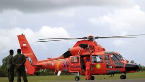 Un helicóptero de los equipos de emergencias de Indonesia.