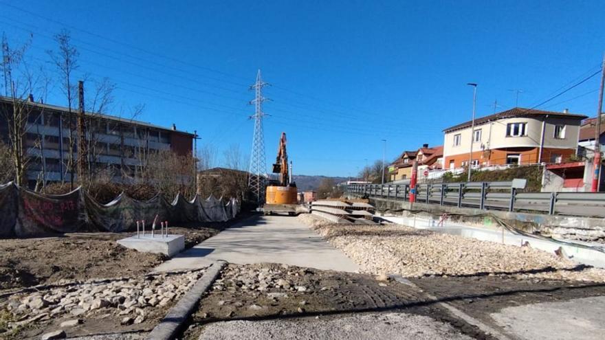 Los viajeros de Feve denuncian que, sin doble vía, el tren de la línea Gijón-Laviana será &quot;igual de lento&quot;