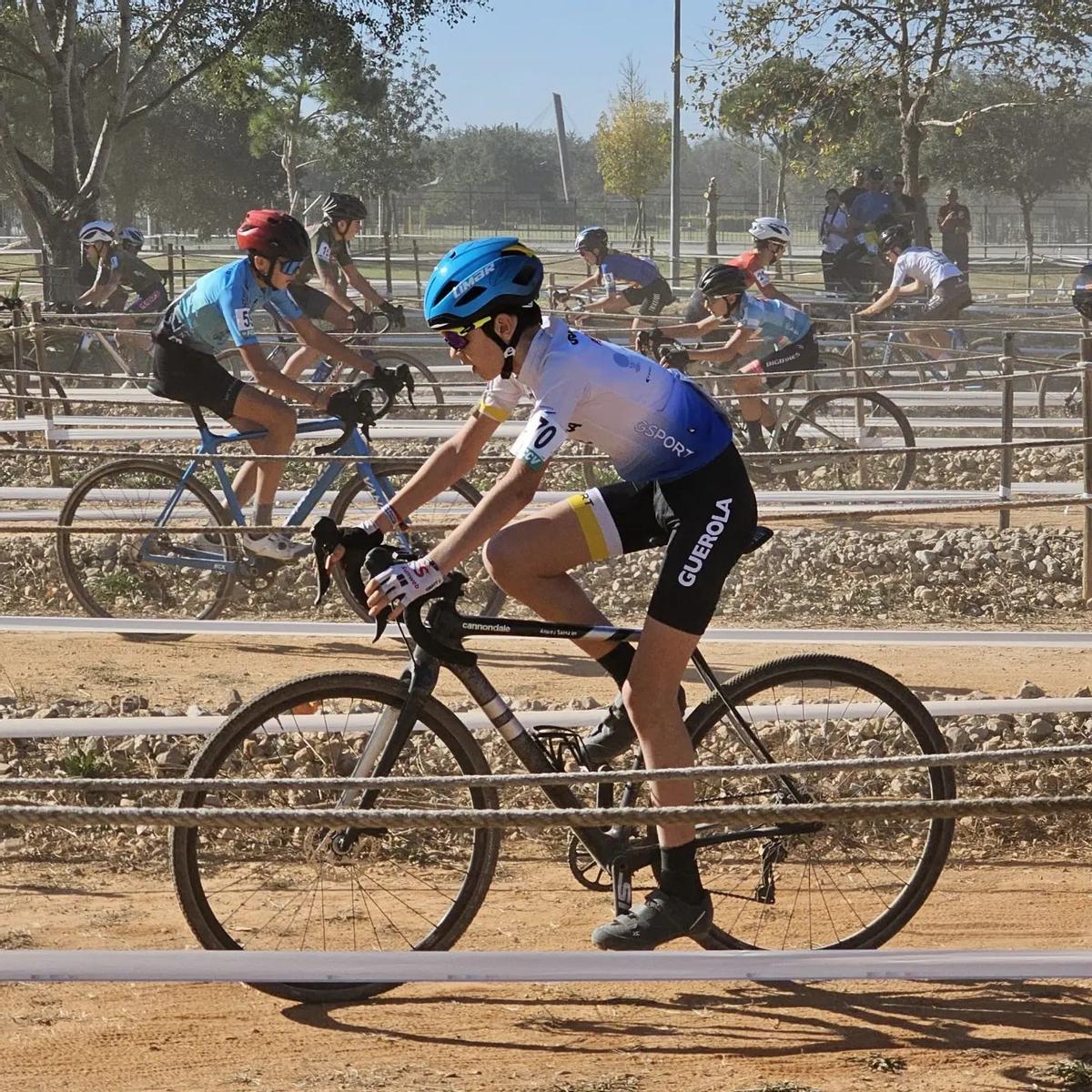 Corredores de escuelas ciclistas en el ciclocross de Alzira.