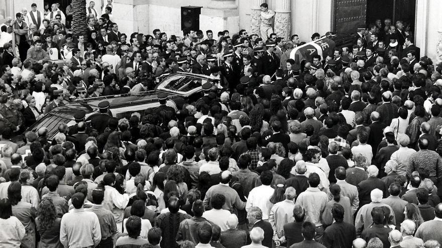 Sueca 1994. El verano de 1994 fue dramático en cuanto a incendios forestales. No sólo se vieron devastados cientos de hectáreas, sino que incluso hubo pérdidas en vidas humanas. “El Kika”, un popular pastor, fue sorprendido por el fuego en el monte.