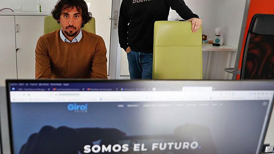 Daniel Álvarez y el informático técnico Jorge Álvarez, de Girol Consulting, en su oficina del centro de empresas La Curtidora. | Mara Villamuza