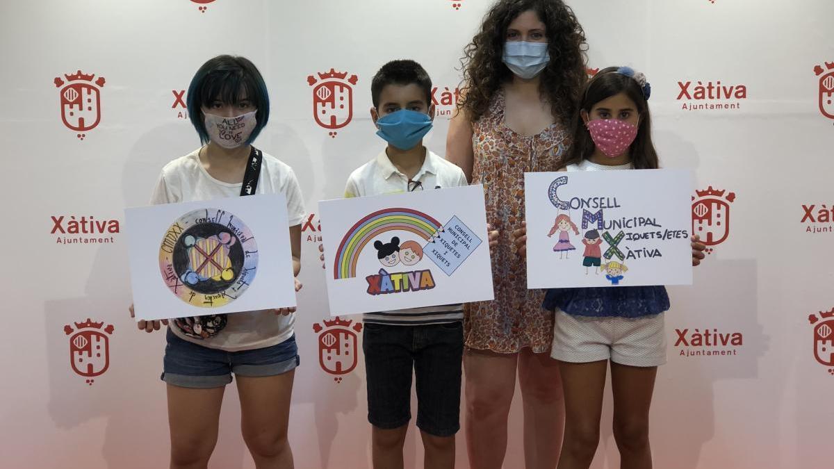 Los tres niños finalistas del concurso junto a la concejal Lena Baraza