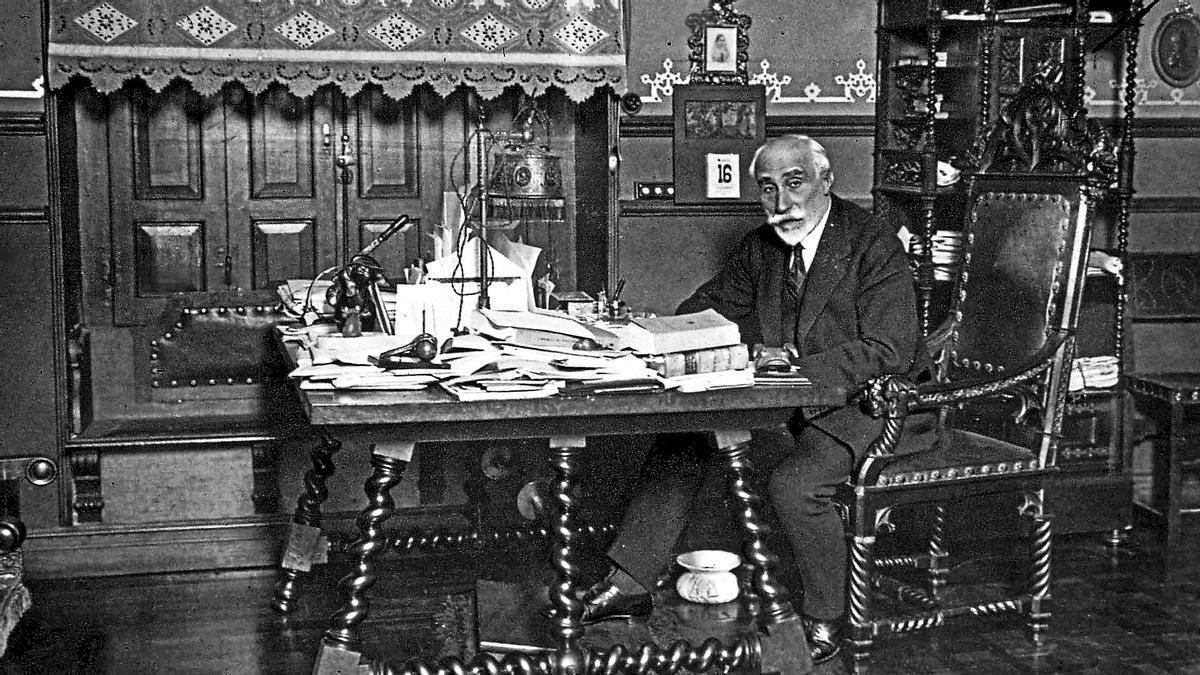 El político, abogado y académico de la RAE Antonio Maura, en su despacho en 1917.