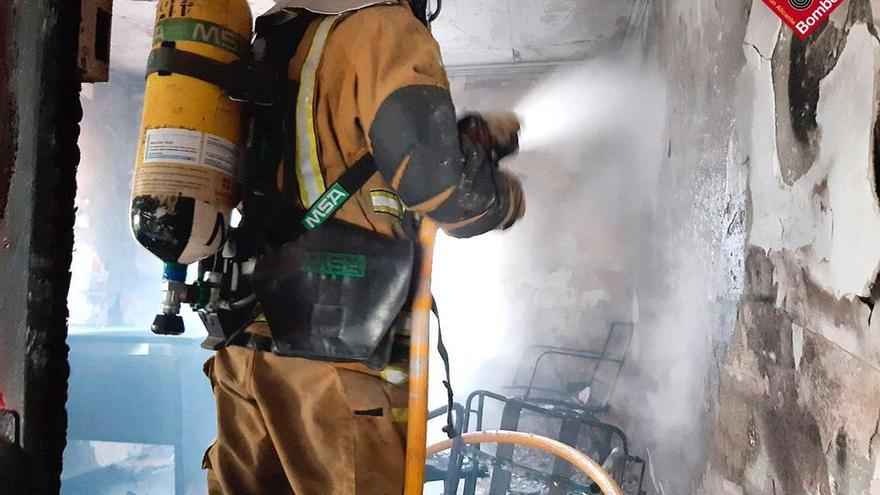 Los Bomberos del Consorcio Provincial intervienen en la nave abandonada