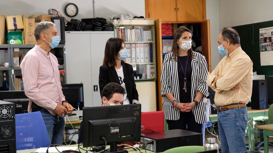 La delegada territorial de Educación, Mercedes García Paine, la segunda por la derecha., en una visita a un centro