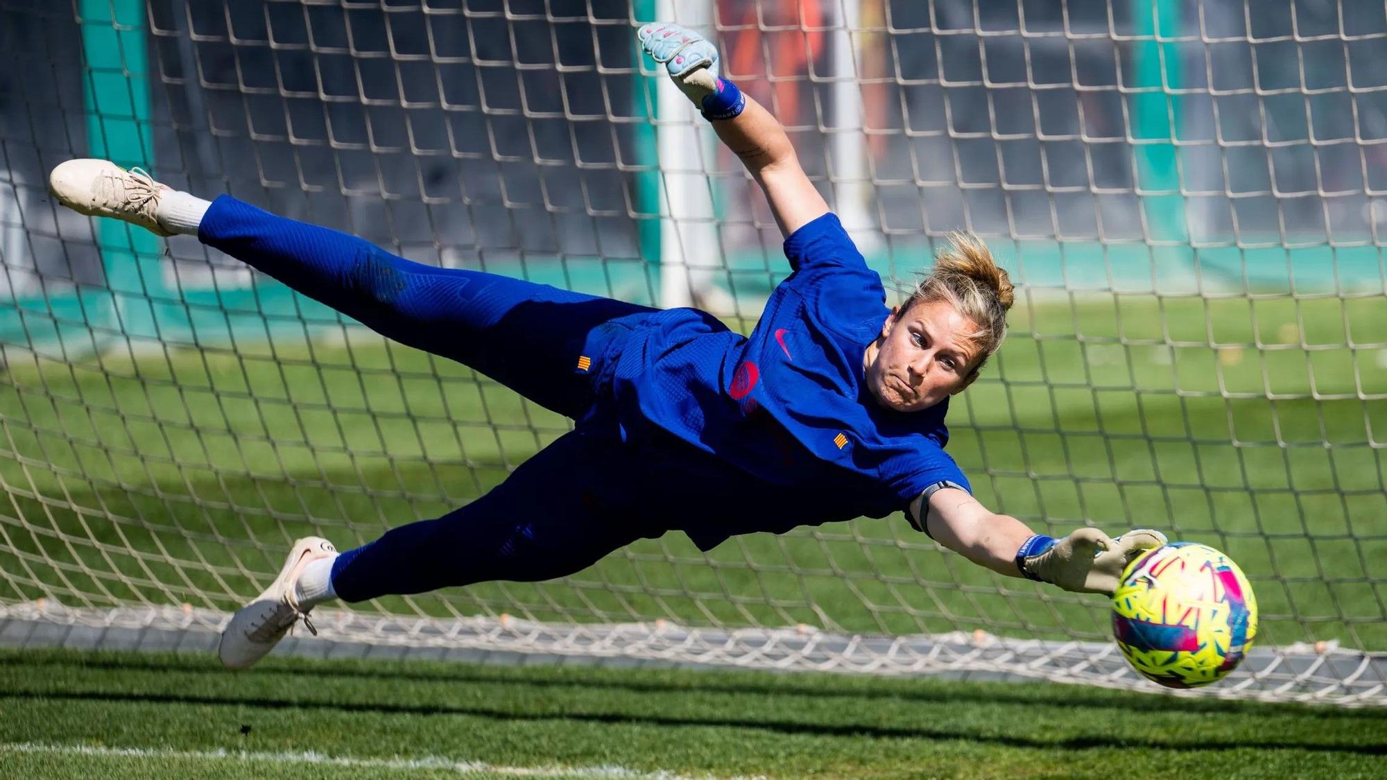 Sandra Paños detiene un balón en un entrenamiento.