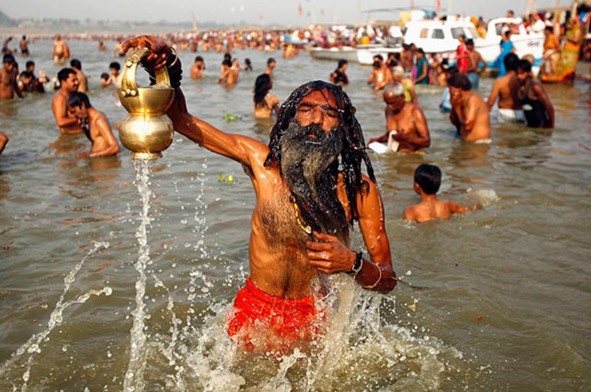 Diversos hindús celebren el festival Dussehra, en què adoren el riu sant i sagrat del Ganges, a l’Índia.