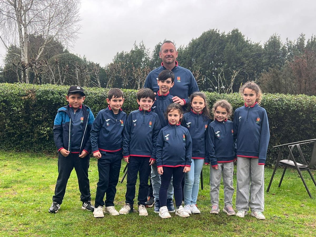 Los jóvenes deportistas y su entrenador.