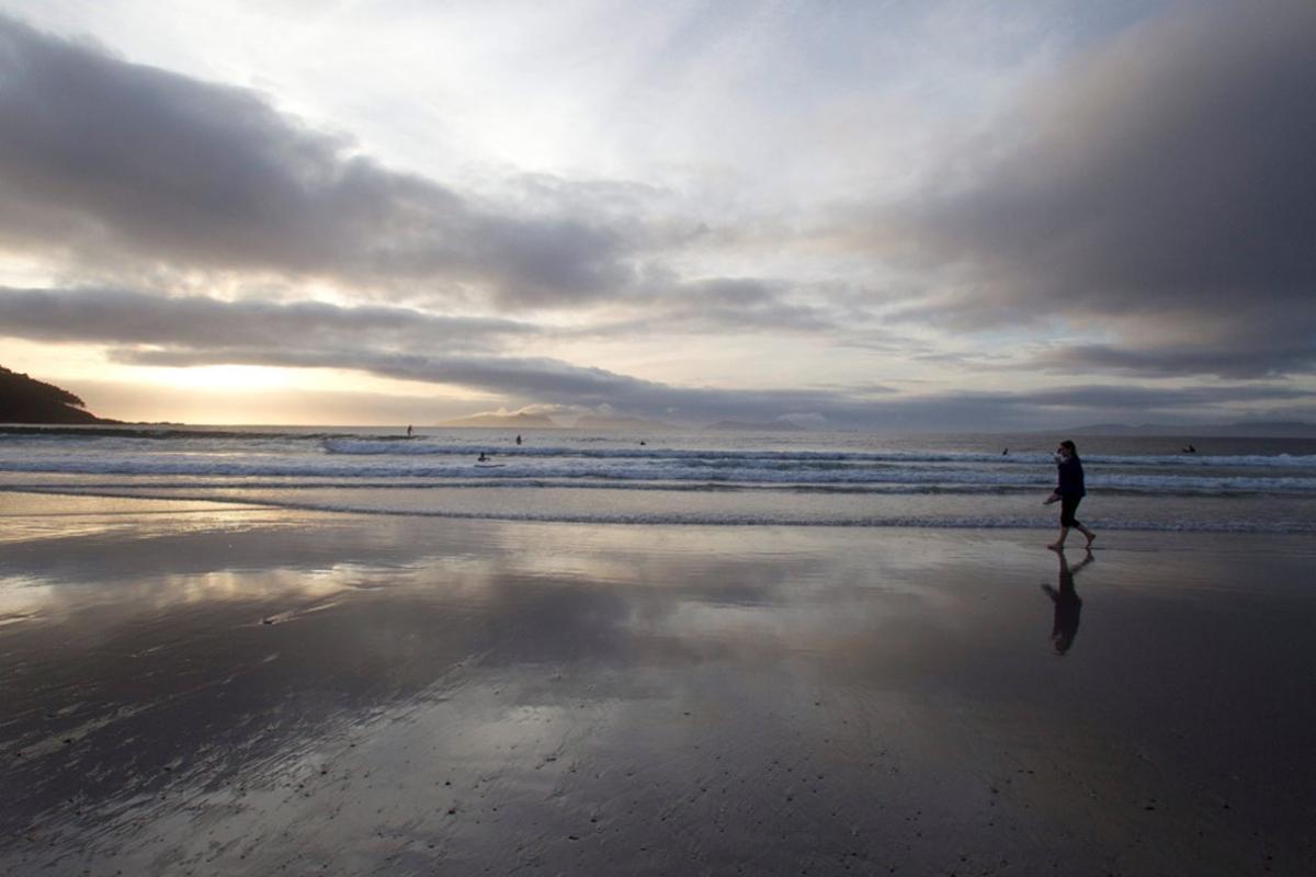 Imagen de la playa viguesa de Samil donde multitud de personas han salido a pasear y hacer deporte, por primera vez desde que se decretara el estado de alarma.