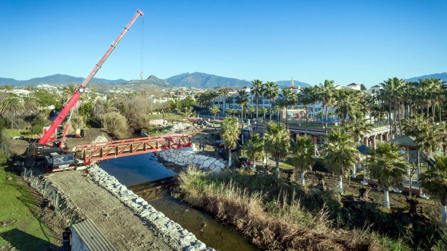 Estepona instala un puente de madera sobre el arroyo Taraje para ampliar la senda litoral