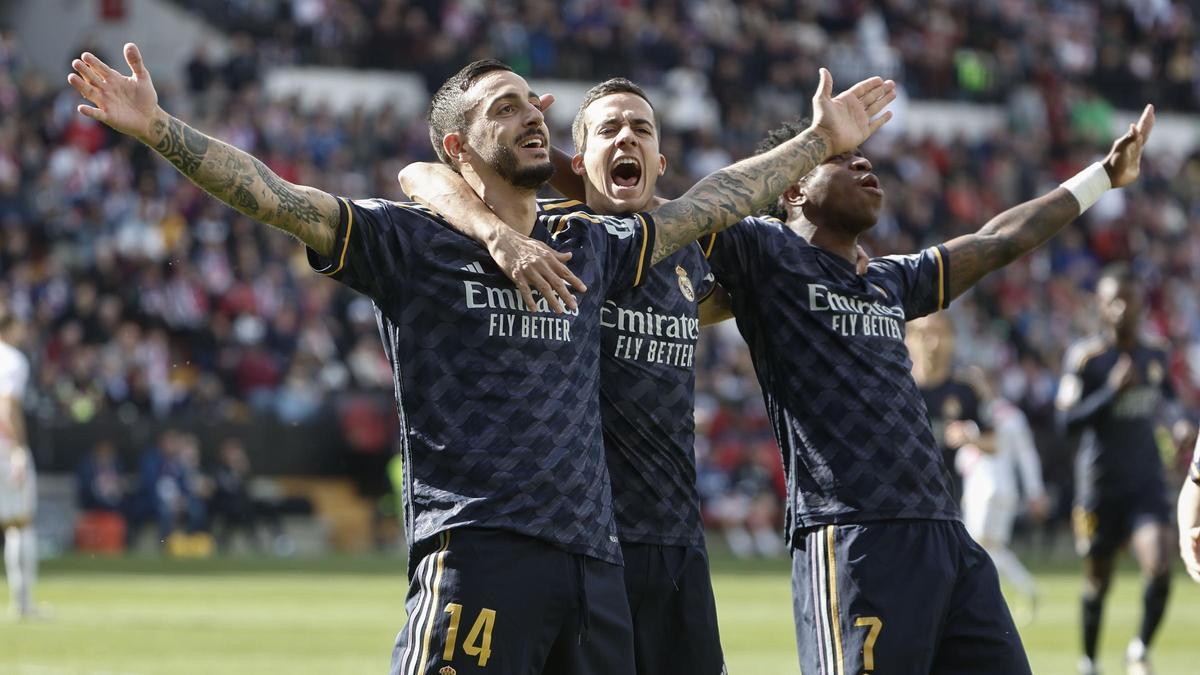 Joselu y Lucas Vázquez celebran un gol del Real Madrid frente al Rayo.