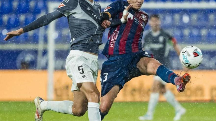 Dani Luna, controlando el balón ante la presión de Manu Lama. | HUESCA