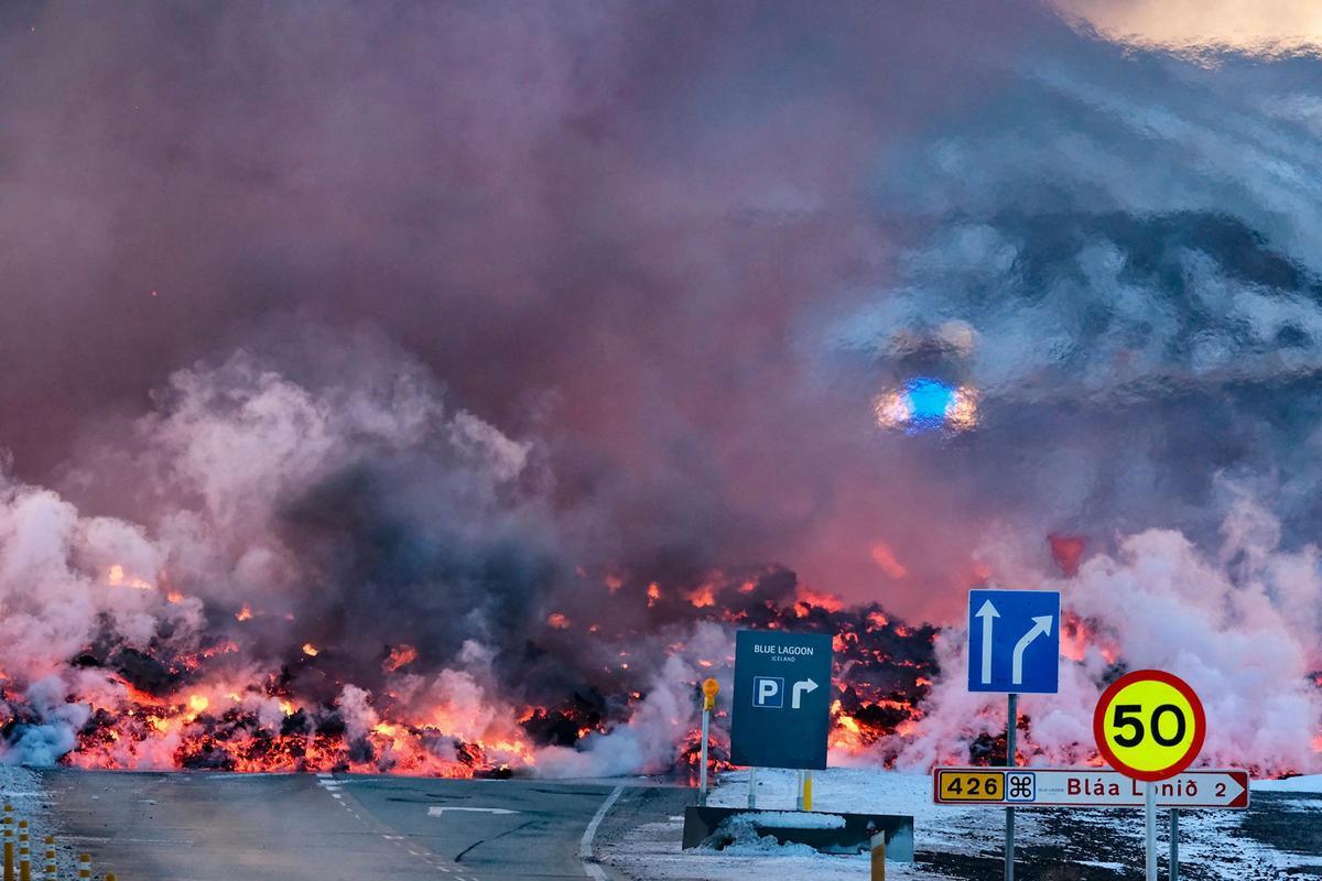 Se ve lava fundida desbordando la carretera que conduce al famoso destino turístico Laguna Azul cerca de Grindavik, en el oeste de Islandia, el 8 de febrero de 2023.