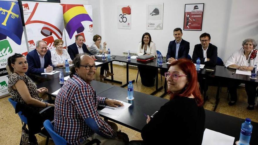 En el sentido de las agujas del reloj, Estefanía Puente (de espaldas), Mario Suárez del Fueyo, Nuria Rodríguez, Aurelio Martín, Natividad Bejarano, Faustino Sabio, Ana Castaño, Marina Pineda, José María Pérez, Roberto Lena y Dulce Gallego al inicio de la reunión, a la que se incorporó posteriormente David Alonso.