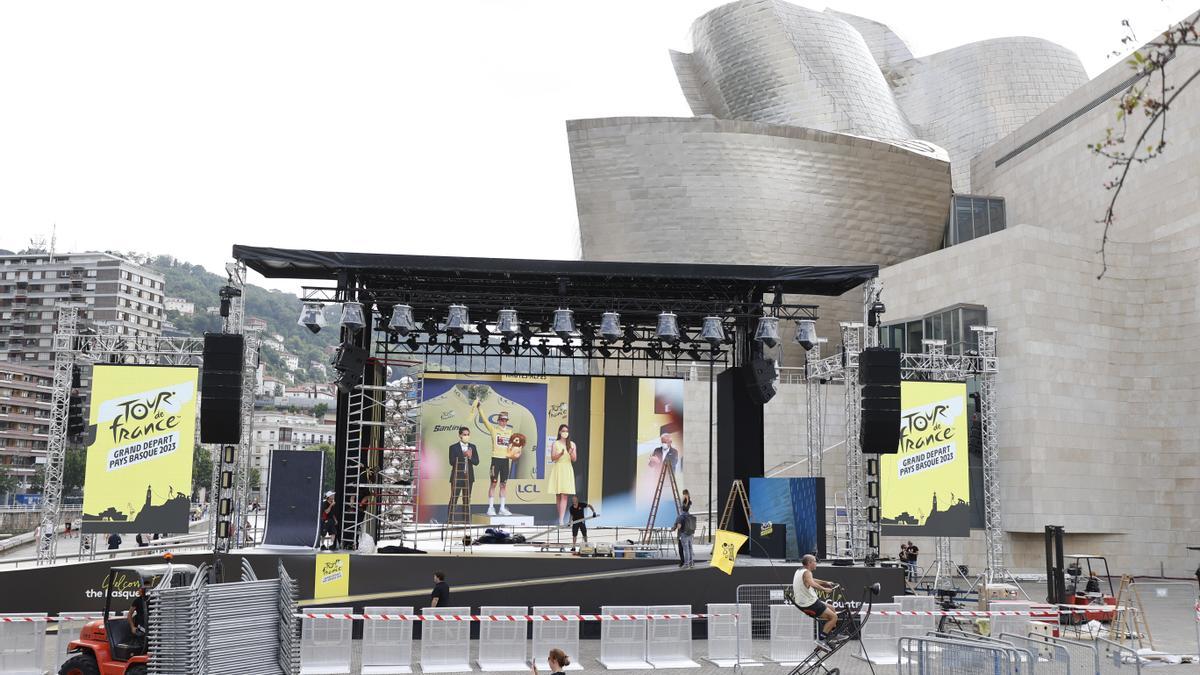 Trabajadores preparan el escenario donde tendrá lugar la presentación de los equipos del Tour de Francia.