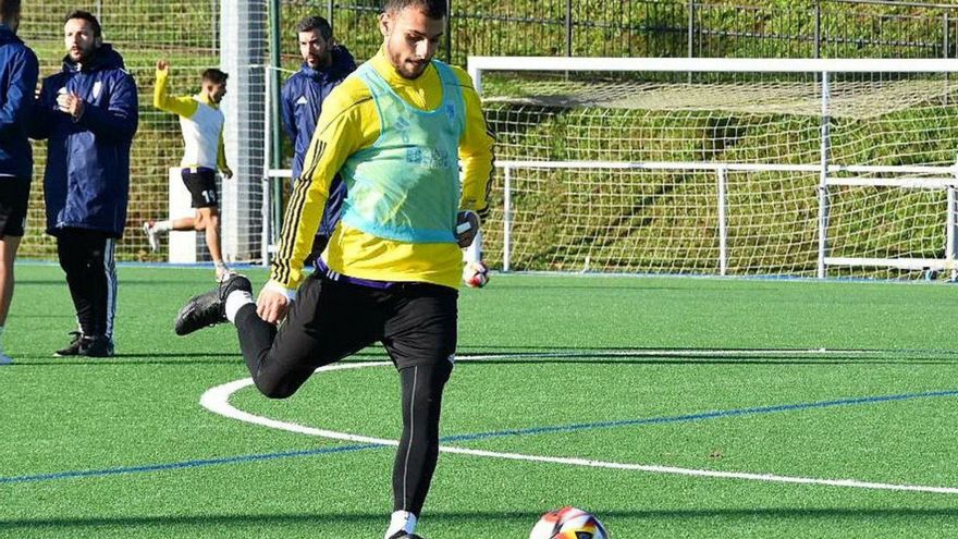 Roque, en un entrenamiento con el Compostela. | ECG