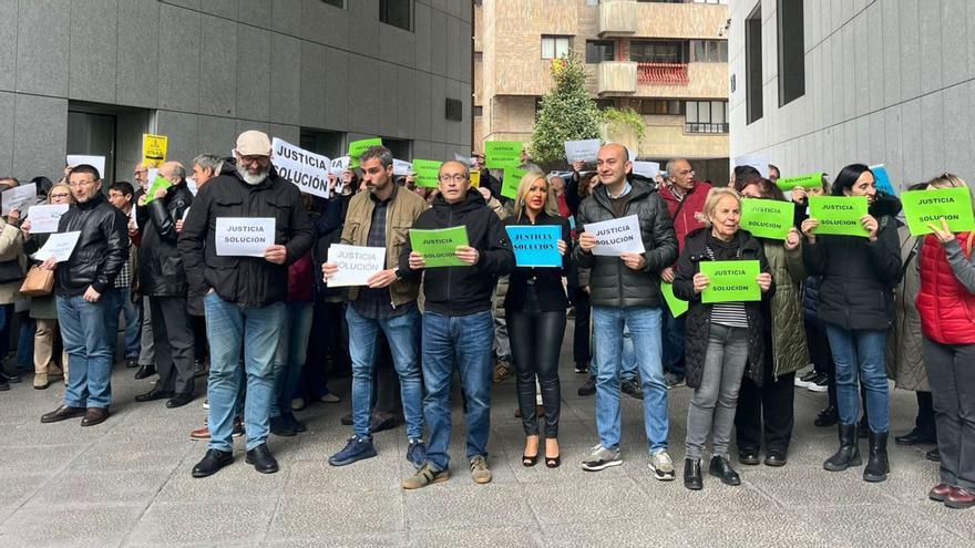 Los funcionarios, durante su protesta ante los Juzgados, en Oviedo.