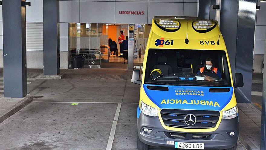 Ambulancia en la entrada del Servicio de Urgencias del Hospital Universitario de A Coruña.