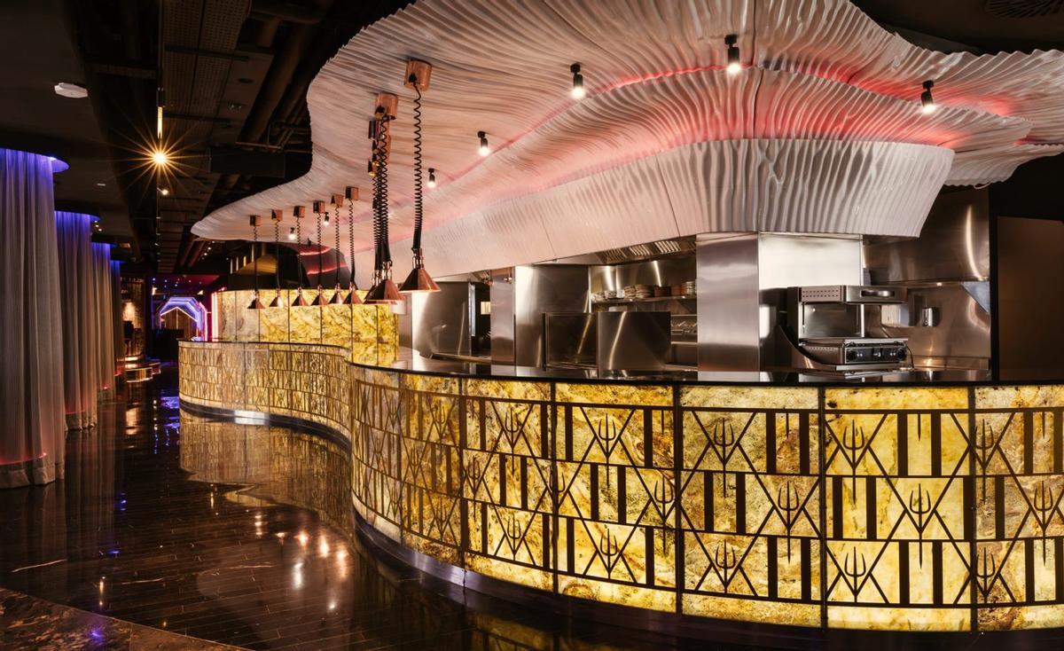 Una impactante decoración del restaurante llena de tridentes que homenajean el infierno de Gordon Ramsay.