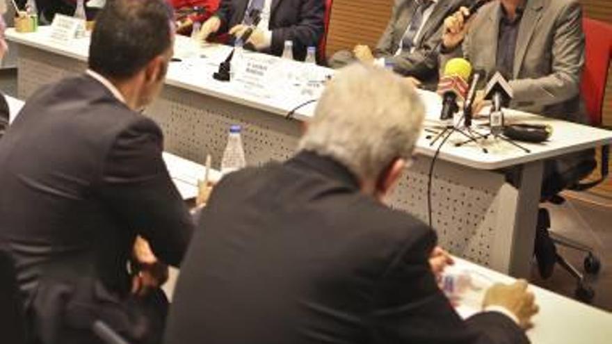 Puig y Climent en una reunión con industriales y alcaldes.