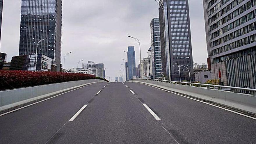 Calle desierta en Wuhan, epicentro de la pandemia