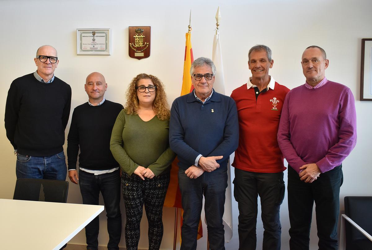 Els participants de la reunió, entre els quals hi ha Maribel Zamora, presidenta de la Federació Catalana de Voleibol, i Xavier Bosma, segon per la dreta.