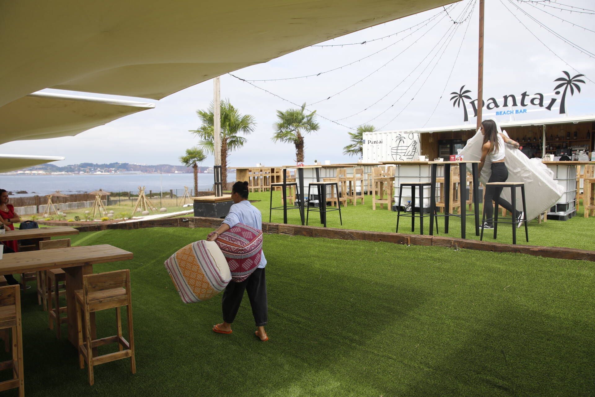 Gijón estrena chiringuito con vistas a la bahía de San Lorenzo (en imágenes)