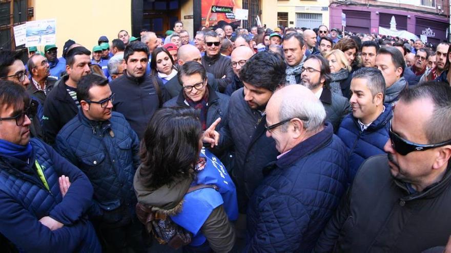 El presidente del Gobierno regional, Fernando López Miras, conversa con una manifestante.