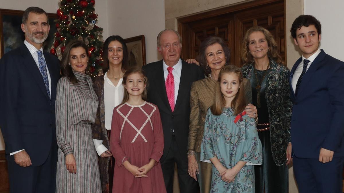 El rey Juan Carlos, con su familia excepto la infanta Cristina, en una sala de la Zarzuela.