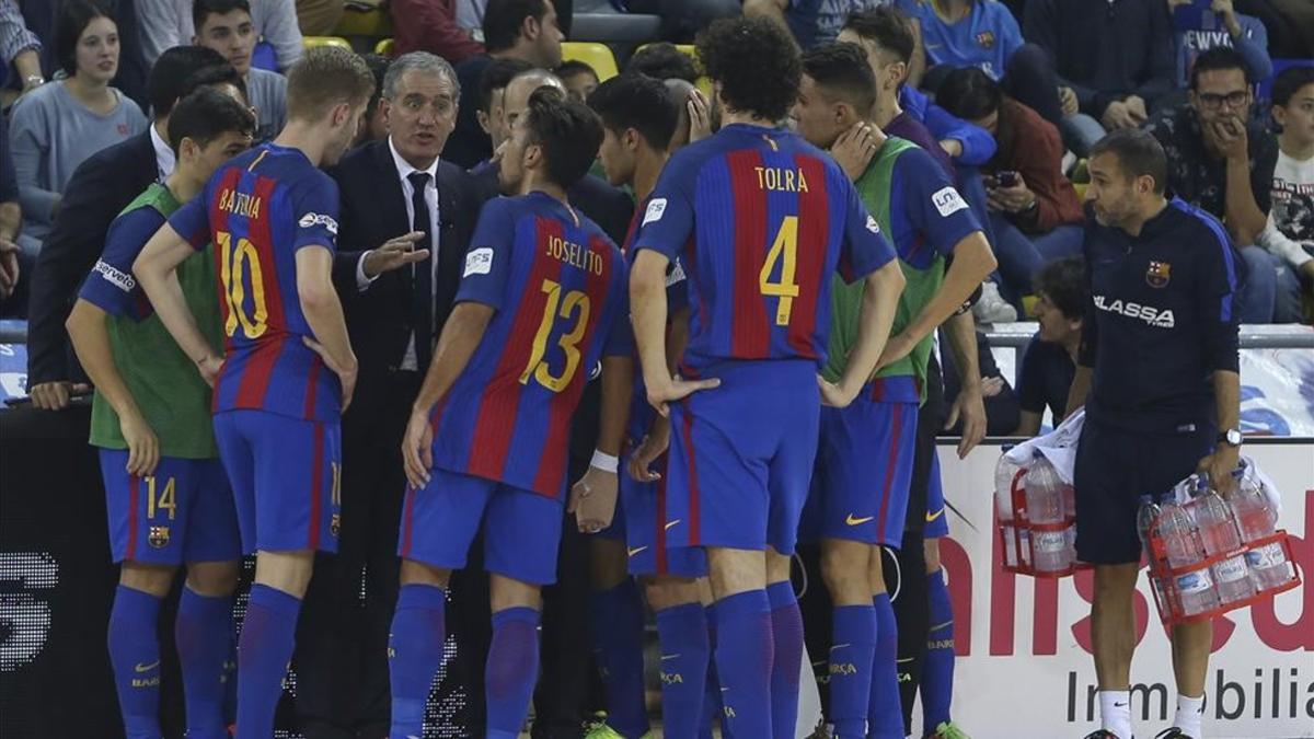 Andreu Plaza dando instrucciones a sus jugadores