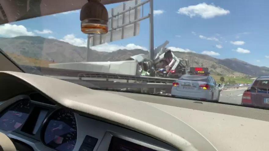 Accidente entre un tráiler y un turismo en la A-7 dirección Alicante