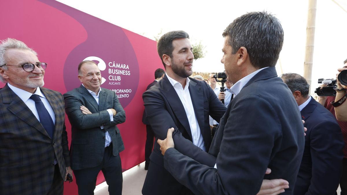 Enrique Riquelme saluda al lider del PP en la Comunidad Valenciana y futuro presidente de la Generalitat, Carlos Mazón.