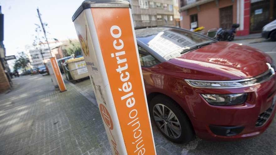 Los coches eléctricos se cuadruplican en tres años pero solo son 6 de cada 10.000