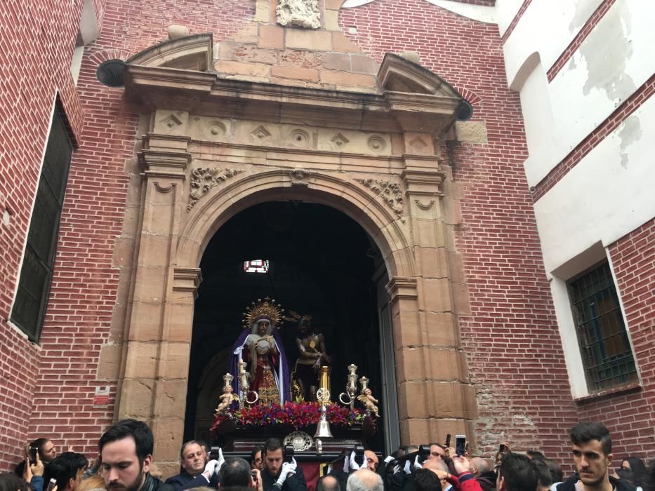 Inicio del traslado de la cofradía de Gitanos,  desde la iglesia de los Mártires.