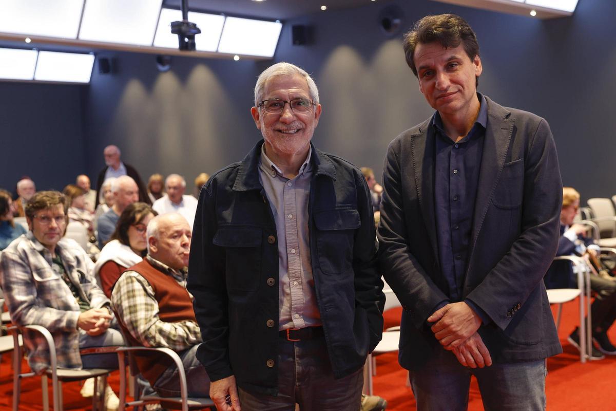 De izquierda a derecha, Gaspar Llamazares y Lluis Orriols, en el Club LA NUEVA ESPAÑA.