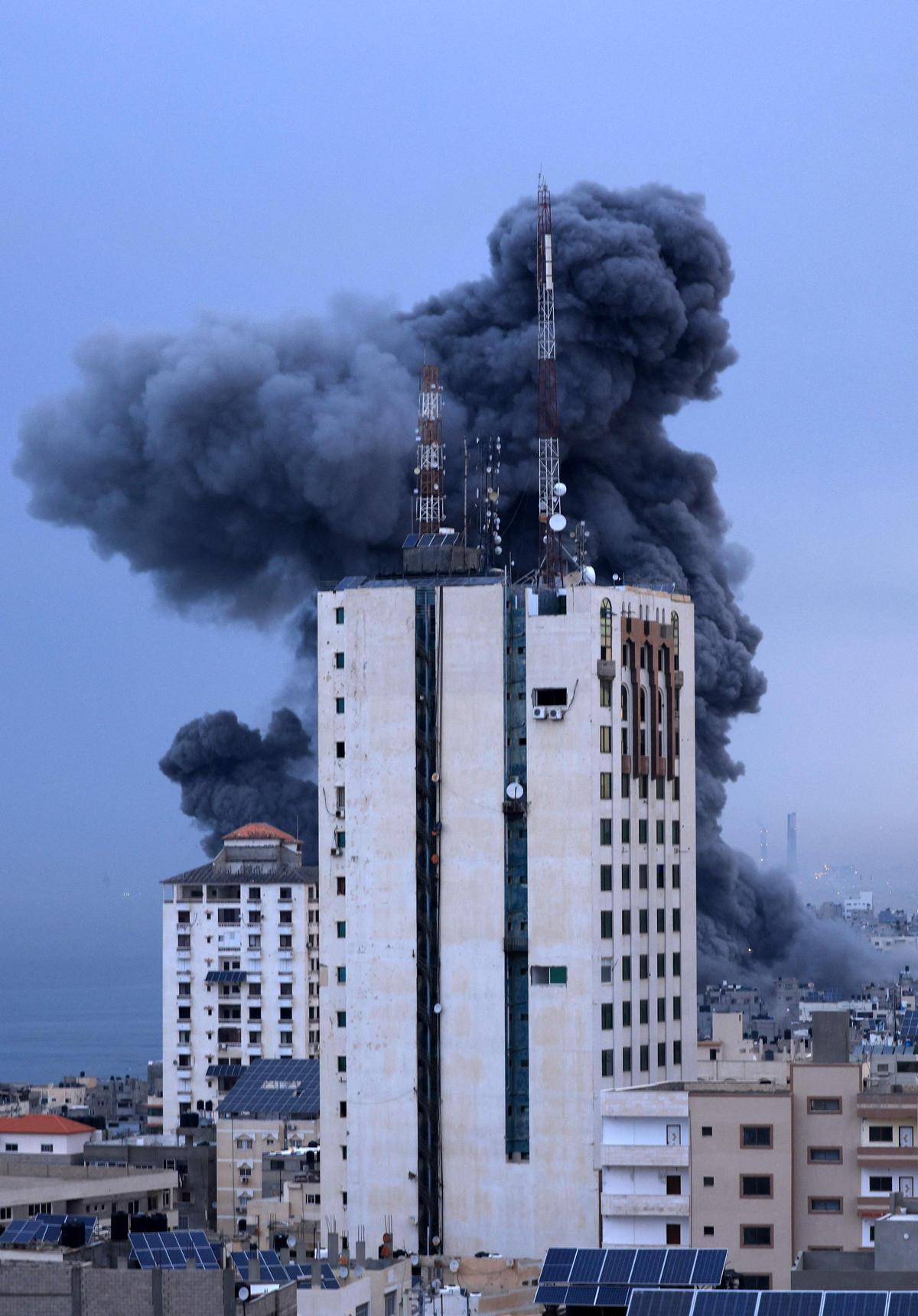 Columnas de humo se elevan desde un edificio en la ciudad de Gaza, tras un bombardeo de Israel